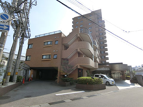 現地外観写真　マンション1階部分の一部は駐車場となっておりま