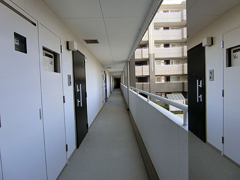その他共用部　共用廊下もきれいに管理されています。