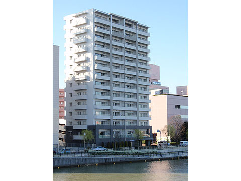 現地外観写真　春にはやすらぎ提の桜が望めます。