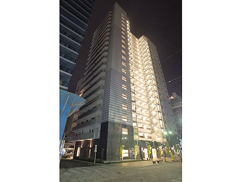 現地外観写真　建物外観（夜景）