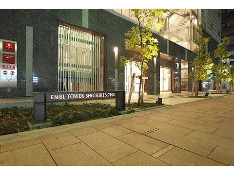 現地外観写真　前面歩道の様子（夜景）