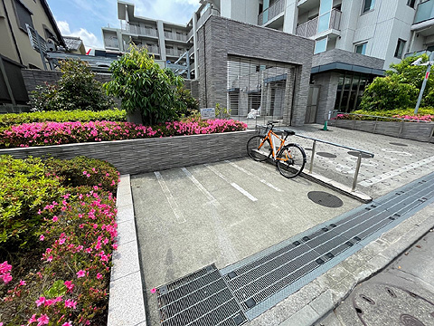 エントランス　車ゲートと来客用駐輪場