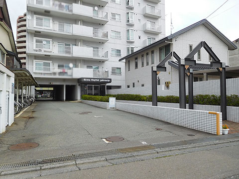 現地外観写真　総戸数69戸／全12階建て