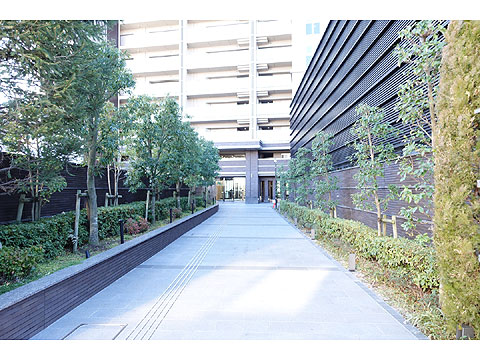 その他共用部　マンション入口へのアプローチ