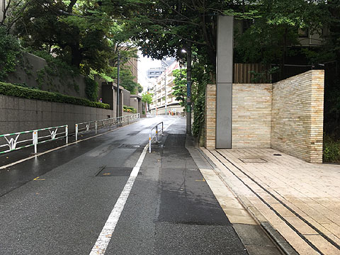 現地土地写真　道路前建物一部