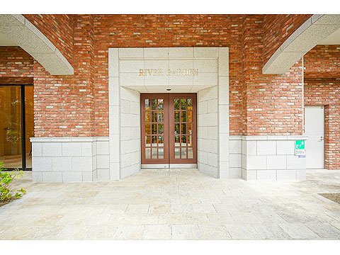 エントランス　レンガを基調としたエントランス