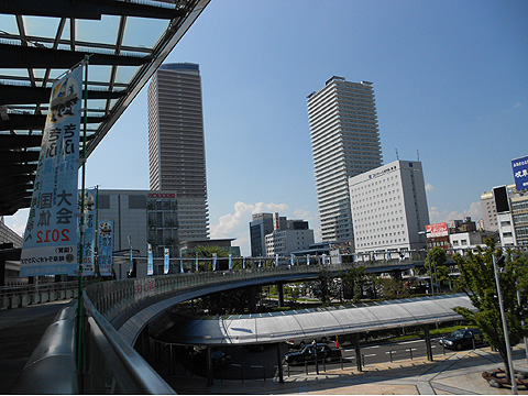 現地外観写真　岐阜駅から見た、岐阜の新しいシンボルツインタワ