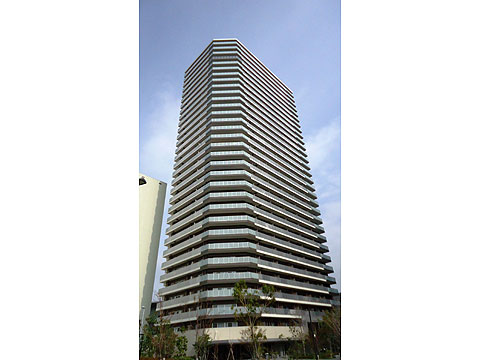 現地外観写真　超高層32階建のタワーフォルム
