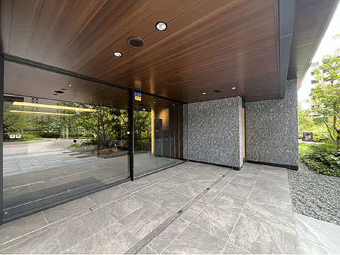 エントランス 広場ゲート側エントランス