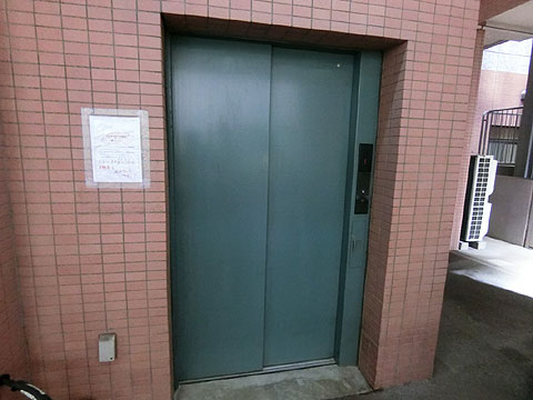 その他共用部　地下駐輪場へのエレベーター