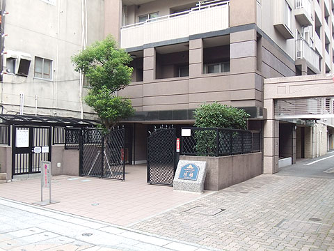 現地外観写真　敷地内入口
