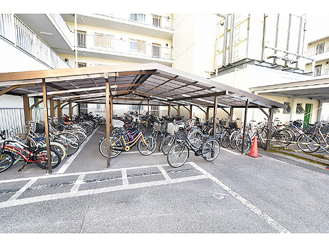 その他共用部　ゆったりとした屋根つきの平置き駐輪場（月額使用