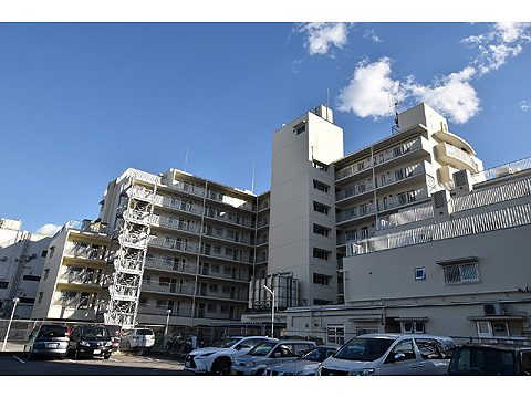 現地外観写真　8階建て総戸数１０８戸のマンション。