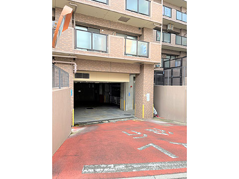 駐車場　駐車場入口