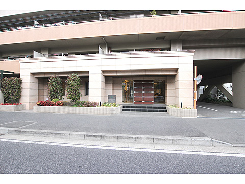 エントランス　人と車の出入り口が分離されているお子様にも安心
