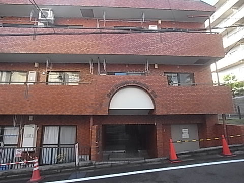 現地外観写真　正面エントランスです。