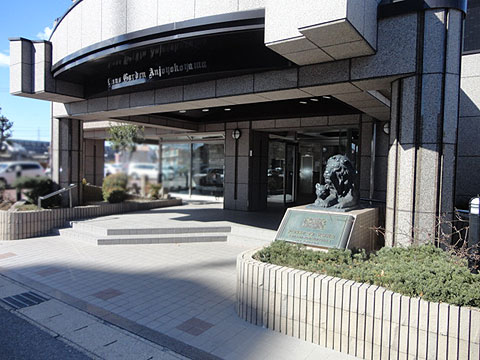 その他共用部　エントランス入口　入口にはライオン像があります