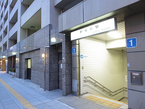 現地外観写真　マンションのすぐ横が駅入り口のこの利便性をぜひ