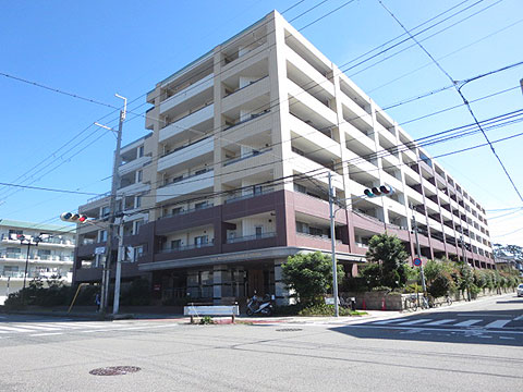 現地外観写真　小曽根町にあるタイル貼り、総戸数98戸のマンシ