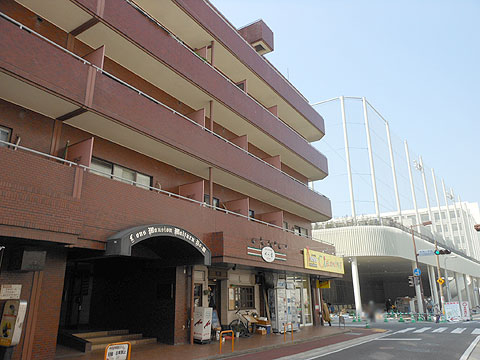 現地外観写真　外観と新・舞鶴小学校
