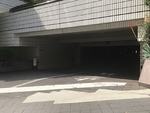 駐車場　駐車場入り口