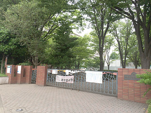 現地外観写真　金沢小学校（周辺施設）