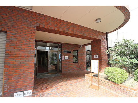 エントランス　管理員さんが月～金曜日の８時～１７時まで勤務し