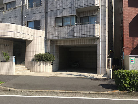 現地外観写真　共用部分とエントランス