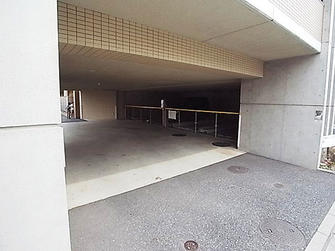その他共用部　駐車場入口