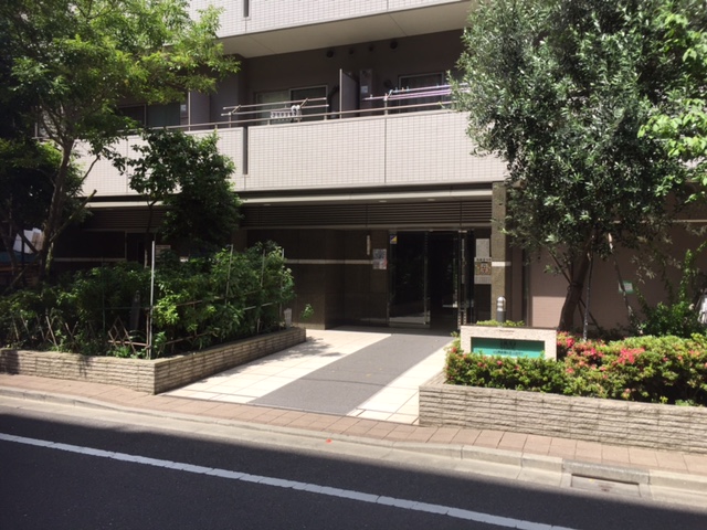 現地外観写真　豊かな植栽が安らぎを感じるエントランス外観