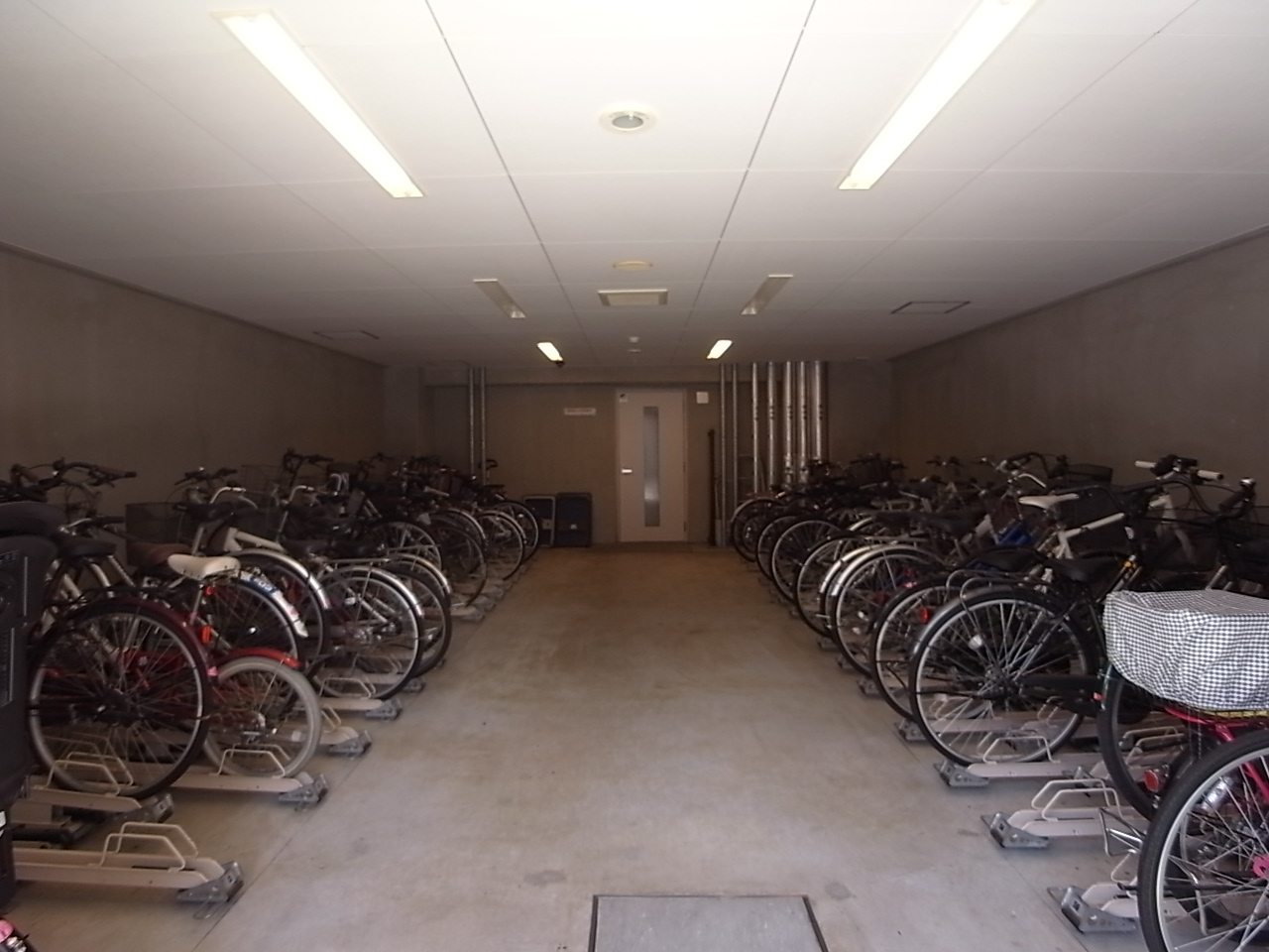 その他共用部　屋内駐輪場のため雨にも濡れず安心です。