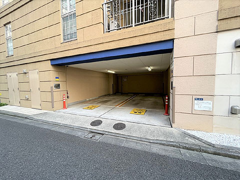 駐車場　１階部分の駐車場の一部にはタイムズのレンタカーがあり