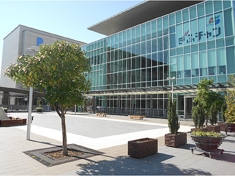現地外観写真　１階から２階が商業施設、３階：医療・福祉関係施