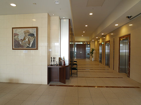 ロビー　５階スカイアークスロビー　専用エレベーター３基設置