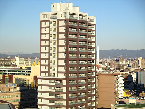 現地外観写真　建物外観（南西側）