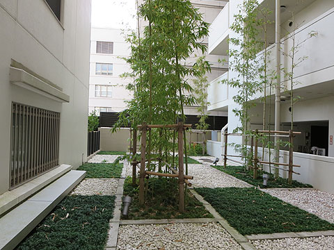 その他共用部　中庭　竹がそよぎ日常に風情を醸します。