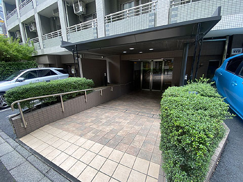 ロビー 緑豊かなアプローチと屋根付きのエントランス