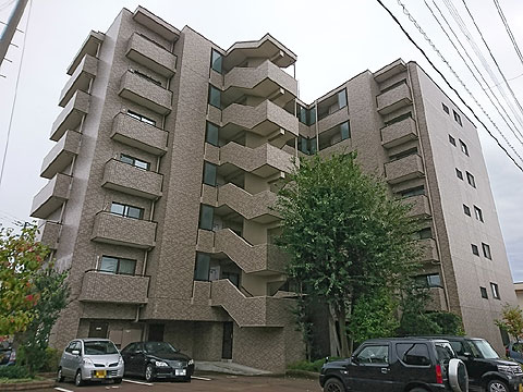 現地外観写真　７階建てマンションです