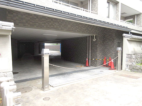 駐車場　駐車場入り口は２ヵ所ともチェーンゲートが有り、防犯面