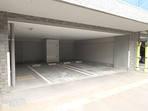 駐車場　駐車場。屋根下区画（月額１２，０００円）専用のトラン