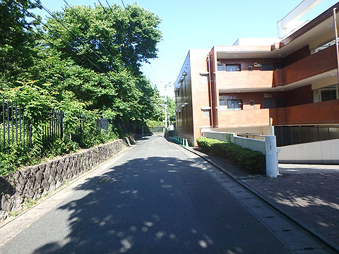 現地外観写真　外観含む前面道路