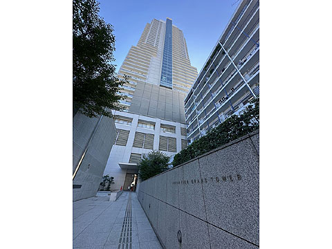 現地外観写真　エントランスアプローチ