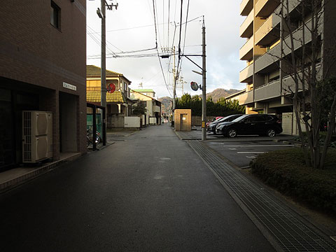 現地外観写真　前面道路