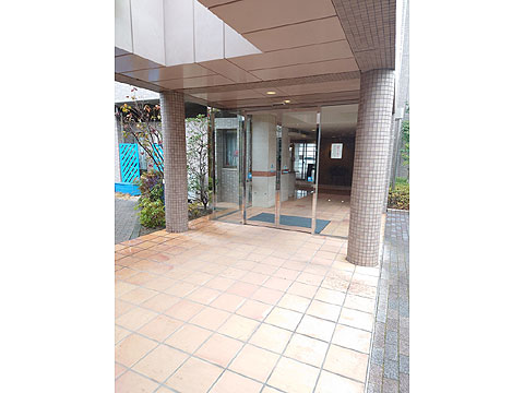 現地外観写真　建物入口