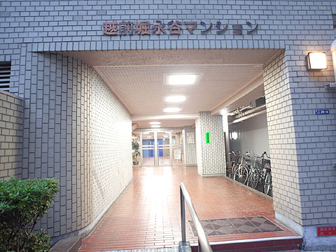 エントランス　スロープ付きのエントランス