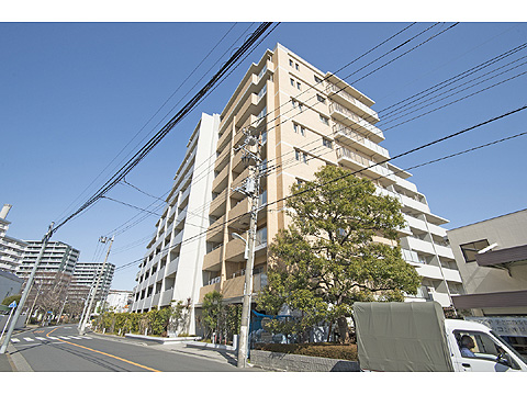 現地外観写真　二色に分かれたデザイン性の高いマンション。