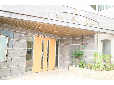 エントランス　天然石貼りの落ち着きあるエントランスです。