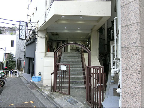 現地外観写真　エントランス前