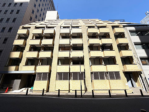 現地外観写真　都心の街並みに調和する重厚な佇まい