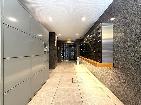 エントランス　重厚な石貼り壁が高級感を演出する共用部